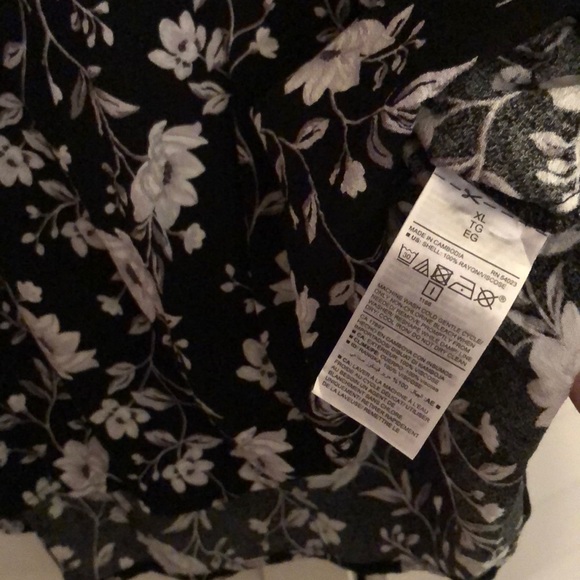 Black floral print tank top 🖤 - Picture 6 of 6